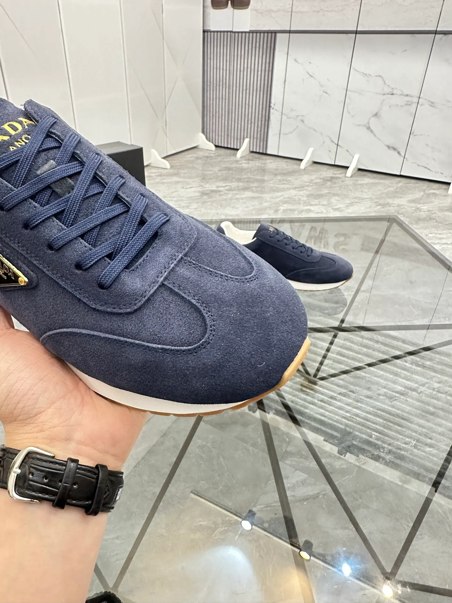 Men's shoes: 💰P420¥ Product trademark: Prada *"Prada*" low-top casual shoes Regular size: 38-44 (can be customized to 45) Product materials: imported nubuck leather upper, sheepskin lining, original outsole. Number: 020